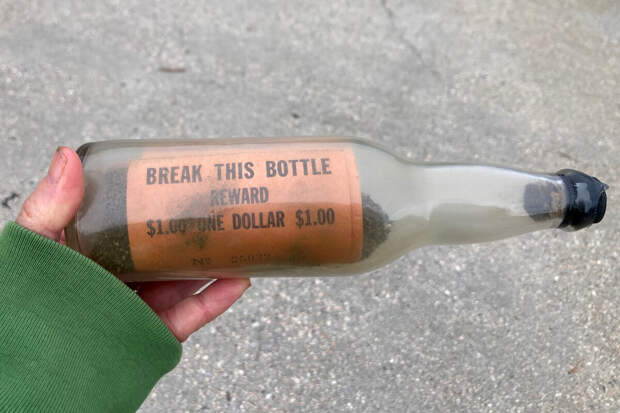 В США к берегу прибило бутылку с посланием, брошенную в воду 60 лет назад
