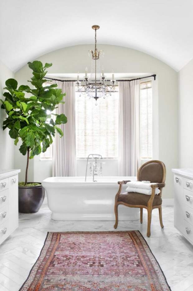 оформление интерьера современной ванной комнаты крупное растение