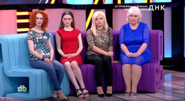 Юлия (в красном) и ее родственницы