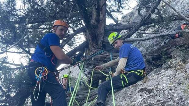 Покорители Космоса: в Крыму спасатели сняли подростков с отвесной скалы