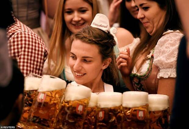 На "Октоберфесте" ежегодно выпивается около 7 млн литров пива ynews, бавария, гуляния, мюнхен, октоберфест, октоберфест 2018, пивной фестиваль, пиво