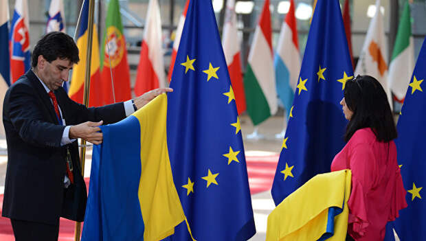Флаги Украины и ЕС на саммите в Брюсселе. 22 июня 2017. Архивное фото