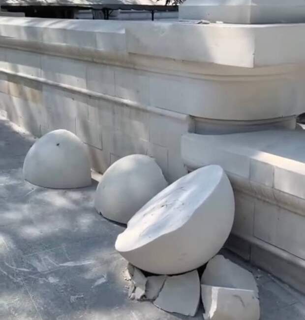 В центре Севастополя вандалы разбили большой каменный шар с парапета