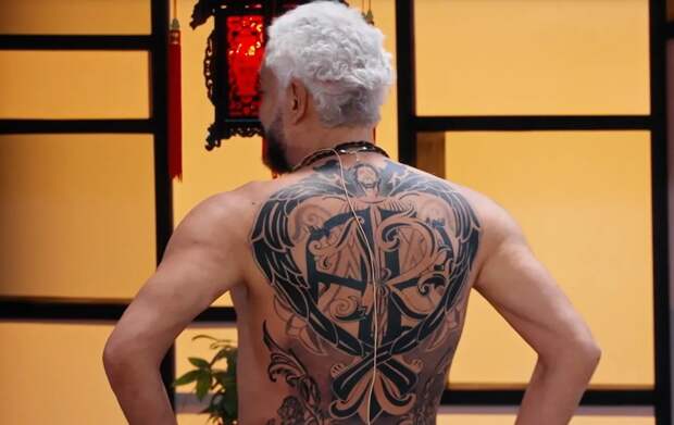 Филипп Киркоров показал татуировку на всю спину