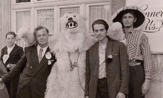 Мишка Тэдди: странная коллекция фотографий немцев с огромными белыми медведями