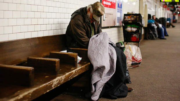 В США бездомный набросился на мужчину и съел часть его лица на парковке
