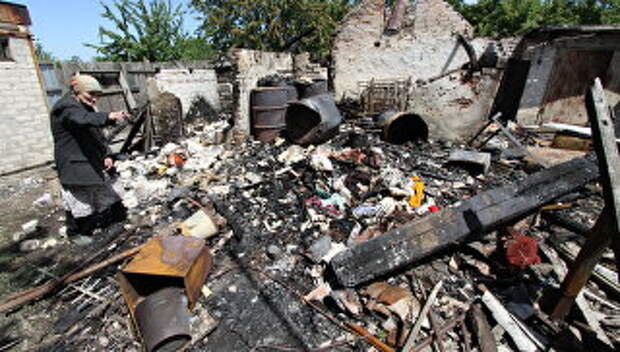 Последствия обстрела жилого дома в Докучаевске. Архивное фото