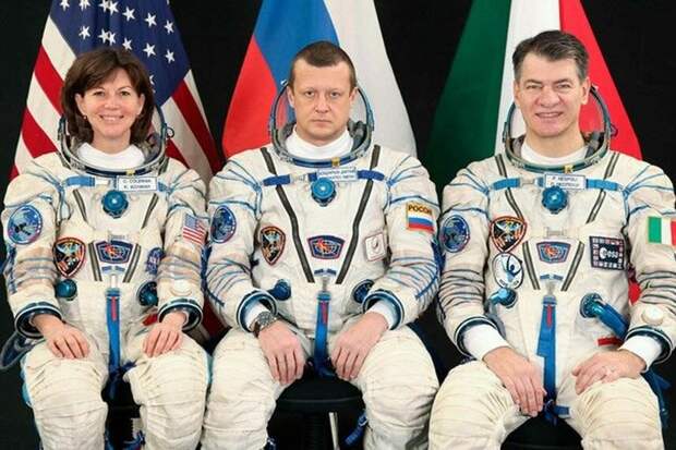 Угадайте по выражению лица - какой из этих космонавтов - русский?