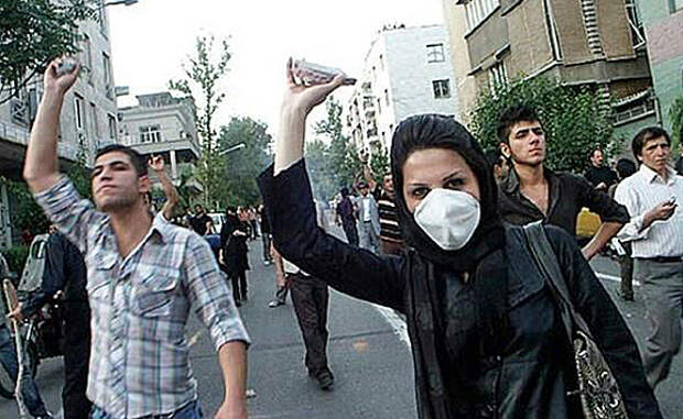 http://iranpoliticsclub.net/photos/2009protests-inside3/images/Iran%20Protests%2031.jpg