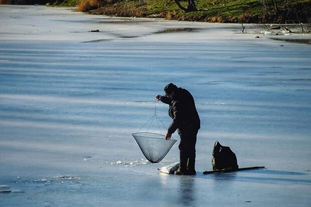 Сотрудники МЧС сняли со льда в Челябинской области пятьдесят три человека за одну ночь