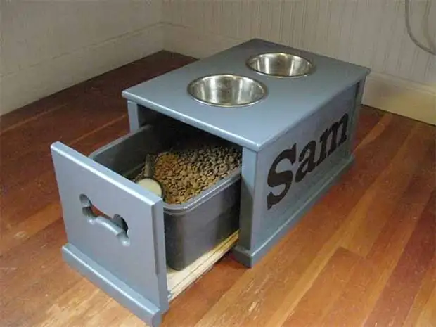 Место для кормления кошки на кухне