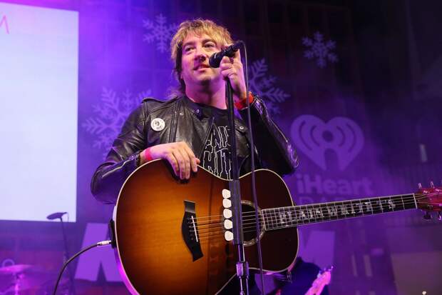 CENTURY CITY, CA - DECEMBER 28: Musician Tom Higgenson of Plain White T's performs onstage during the 'Live at the Atrium' Holiday Concert Series in Partnership with KIISFM Presented by Westfield Century City on December 28, 2017 in Century City, California. (Photo by Jesse Grant/Getty Images for Westfield)