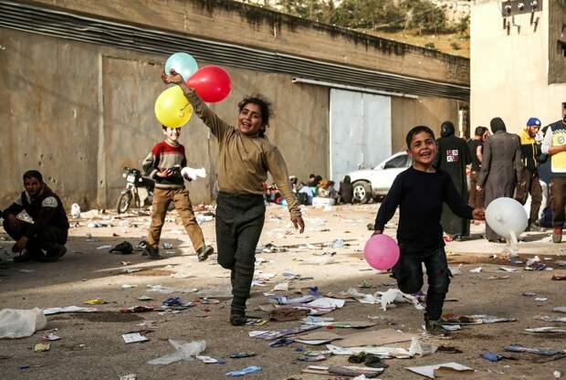 47. Сирийские дети, эвакуированные из восточной Гуты, бегают с воздушными шарами после прибытия в деревню Калаат аль-Мадик, 27 марта 2018, 2018 год, Buzzfeed, лучшие снимки, лучшие фото года, лучшие фотографии, фотографии, фотографии года