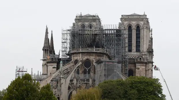 При пожаре в соборе Нотр-Дам пострадали два полицейских и пожарный
