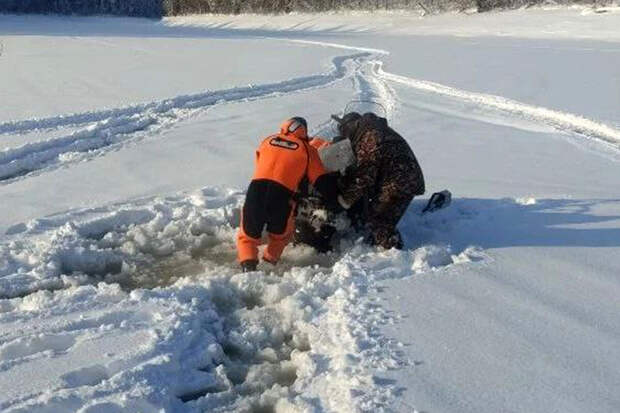 В Башкирии спасли мужчину, провалившегося под лед на снегоходе