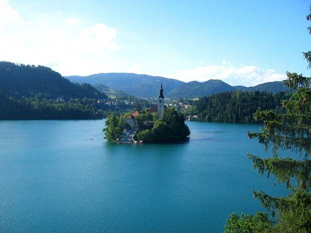 Церковь на озере Блед в Словении (8 фото)