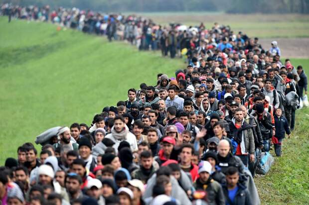 На Европу движется "Конвой света" - 100 000 нелегальных мигрантов. Пока нянчились с Украиной, пришла новая беда, откуда не ждали