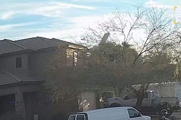 На видео попал момент падения самолета на дома в пригороде Финикса