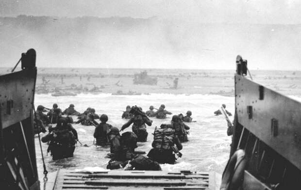 Высадка войск американской 1-й пехотной дивизии. Пляж «Омаха». Утро 6 июня 1944 года / Источник: wikipedia.org