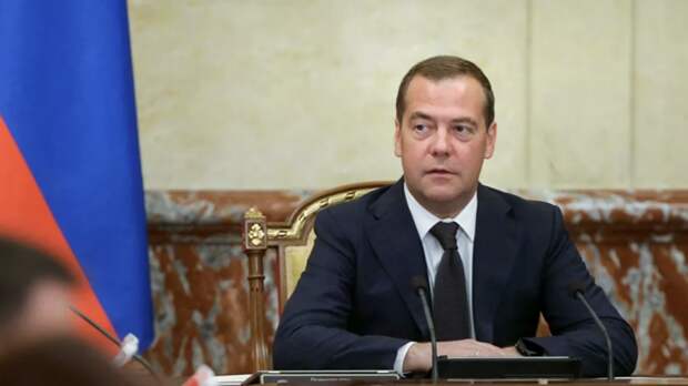 Медведев раскритиковал губернаторов за темпы строительства яслей