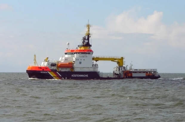 Ледокол из ФРГ застрял в льдах на Балтике при попытке помочь танкеру с СПГ