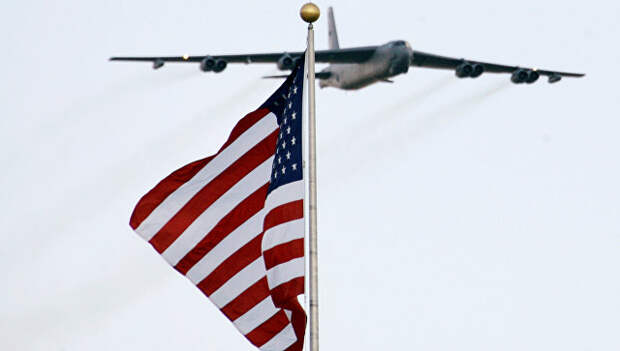 Американский стратегический бомбардировщик B-52. Архивное фото Американский стратегический бомбардировщик B-52. Архивное фото