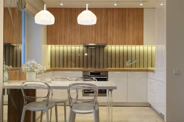 Лаконичность в дизайне и рациональность в размещении помогли создать комфортную и красивую кухню. | Фото: kvartirastudio.ru.
