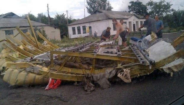 Кто принес в жертву Boeing 777 в небе над Донецком?. На Украине сбили пассажирский самолет, на борту которого находились почти 300 человек