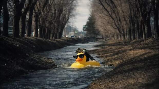 Блогер из Бийска снял новую серию мини‑сериала про резиновую утку на Голубом Дунае