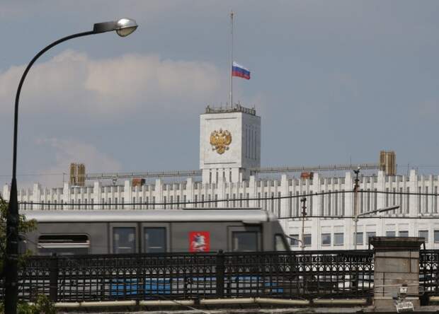 Приспущенный флаг на здании правительства РФ в день траура по погибшим