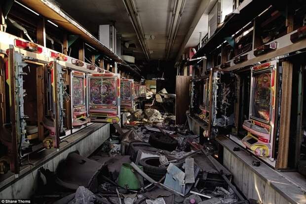 А это когда был зал игровых автоматов "патинко", популярных в Японии заброшенные здания, заброшенные места, развалины, руины, фотограф, фотокнига, япония