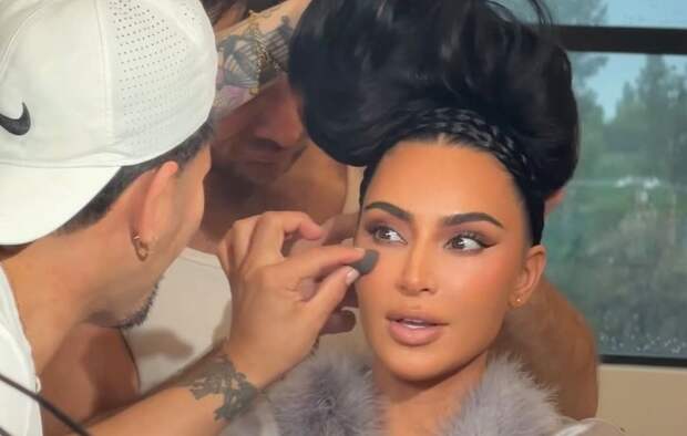 Бизнесвумен Ким Кардашьян вышла на публику в корсете и шубе