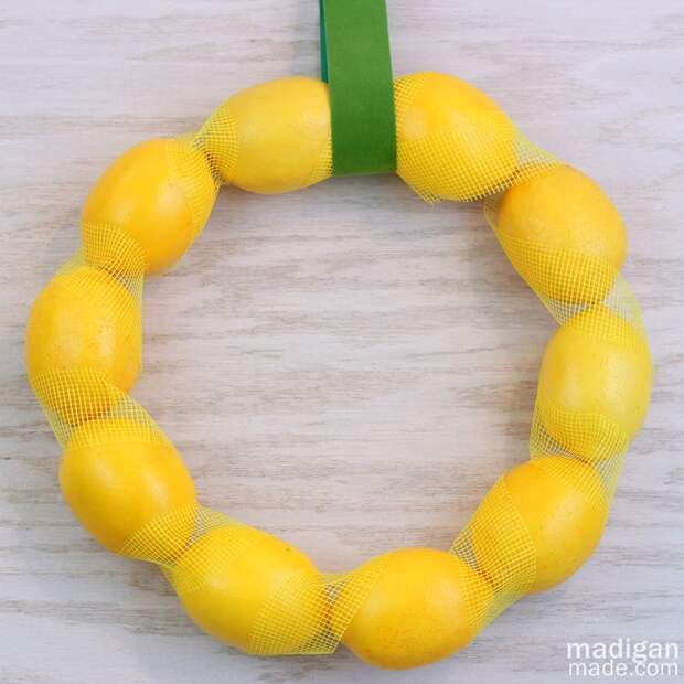 Весенний интерьерный венок из лимонов