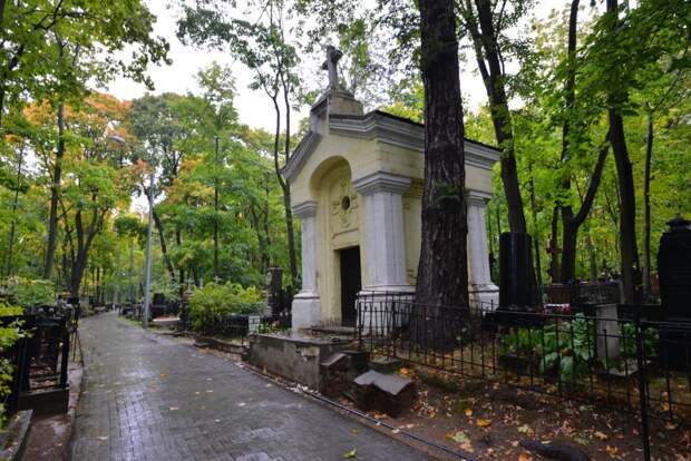 Ходят слухи, что под Введенским кладбищем находится город подземелий / Фото: Александр Кочубей