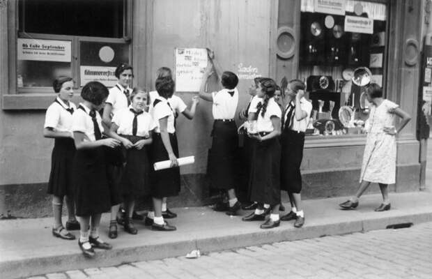 13. Активистки Союза немецких девушек вывешивают плакаты о своей организации, Вормс, 1933 г. германия, история, фото