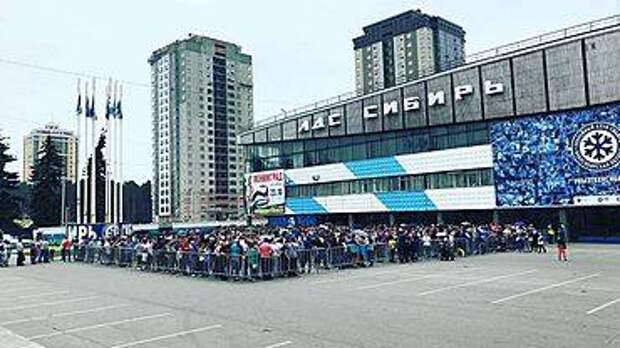 Пять часов в очереди: тысячи людей пришли посмотреть на Кубок Стэнли в Новосибирске