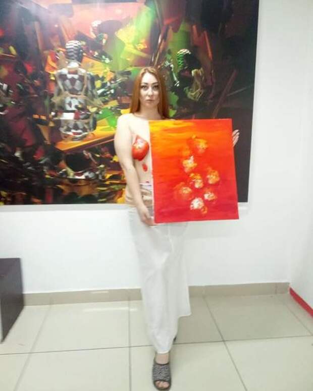 Экс-кандидат на пост главы Башкирии сняла на видео, как рисует картины обнаженной грудью