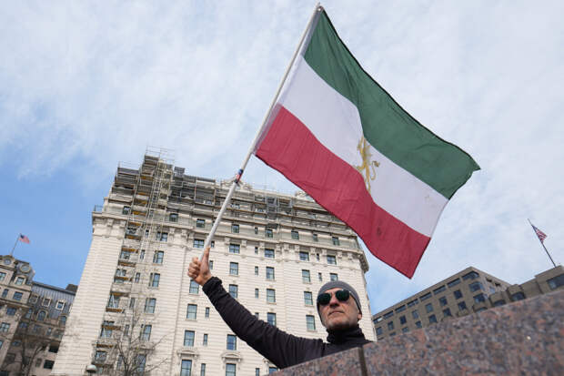 Жители Ирана вышли на митинг за продолжение войны с США