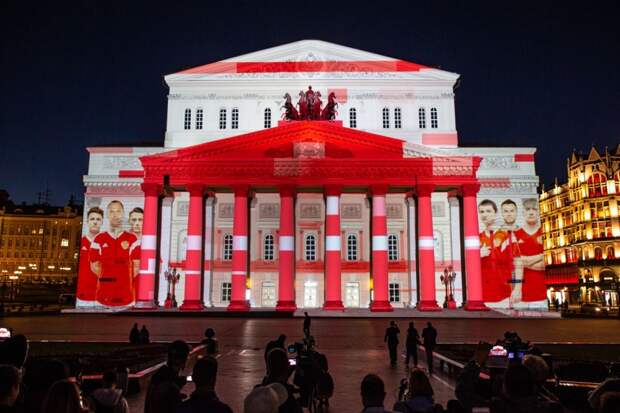 adidas устроил световое шоу на фасаде Большого театра