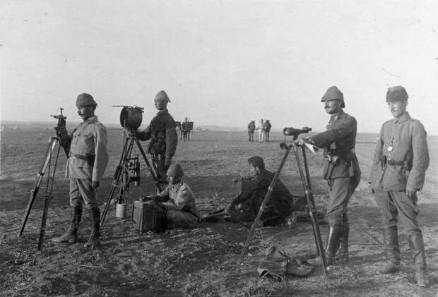 Турецкие солдаты с гелиографом — оптическим телеграфом