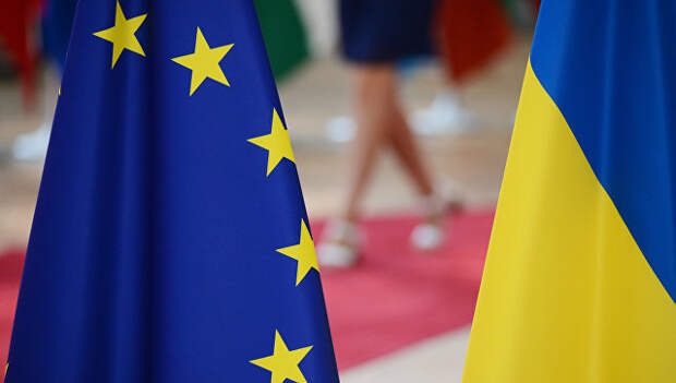 Флаги Украины и Европейского Союза. Архивное фото