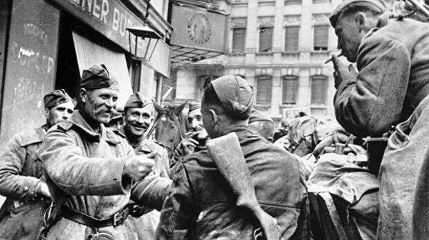 Советские солдаты-освободители празднуют победу в Берлине