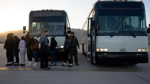 WP: США намерены перестроить склады под центры содержания нелегальных мигрантов