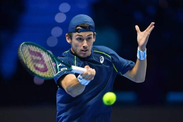 Алекс де Минор пробился в финал турнира ATP 500 в Роттердаме после уверенной победы над Уго Умбером