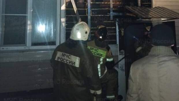 Алтайские пожарные вывели девять человек из загоревшейся двухэтажки