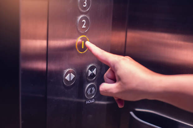 Shot: в Малайзии туриста из РФ задержали за царапину в лифте отеля