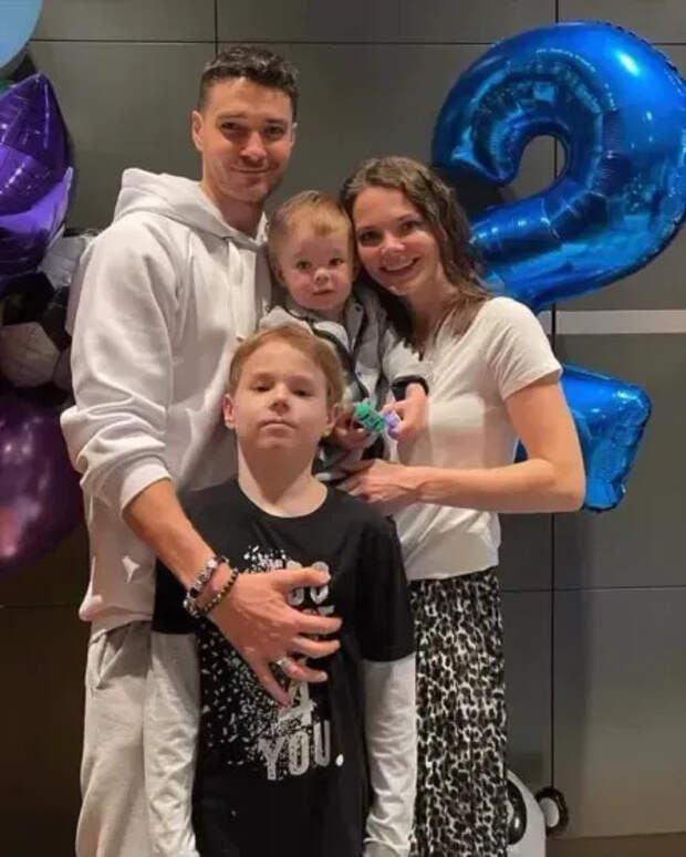 Максим Матвеев и Елизавета Боярская с детьми