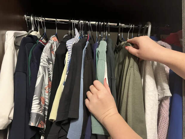 Шкафы-купе остались в прошлом: дизайнеры нашли 3 способа хранить вещи красивее и дешевле