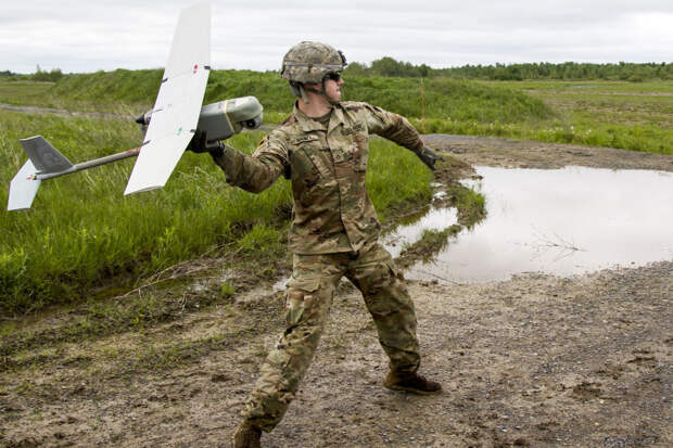 Солдат армии США выпускает беспилотный дрон RQ-11 Raven во время тренировки в Форт-Драм, штат Нью-Йорк.