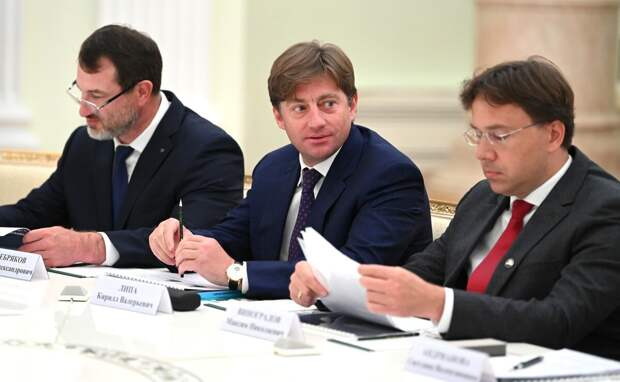 Слева направо: генеральный директор ПАО «Кировский завод» Сергей Серебряков, генеральный директор АО «Трансмашхолдинг» Кирилл Липа, генеральный директор ООО «Катюша Принт» Максим Виноградов. / листайте фото
